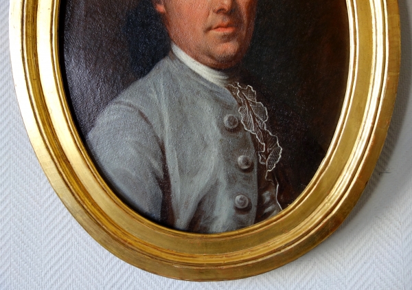 Ecole Française du XVIIIe siècle, portrait ovale de gentilhomme, époque Louis XVI