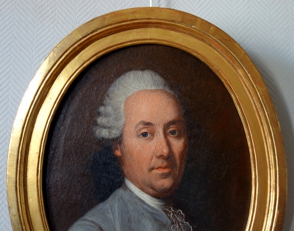 Ecole Française du XVIIIe siècle, portrait ovale de gentilhomme, époque Louis XVI