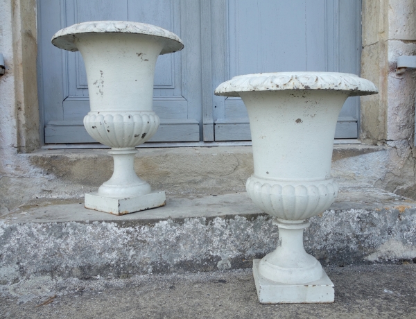 Détail — Paire de grands vases Medicis d'ornement de jardin en fonte, époque XIXe siècle - 51,5cm