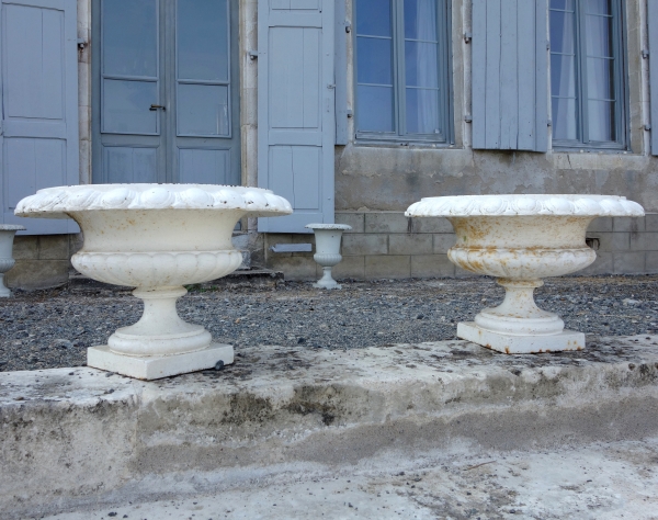 Detail — Paire de grands vases Medicis d'ornement, jardinières de jardin en fonte, époque XIXe siècle