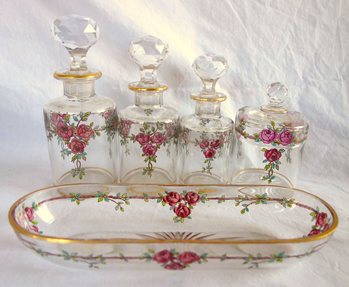 Détail — Garniture de toilette 5 pièces en cristal de Baccarat émaillé et doré - modèle Bouquet de Roses