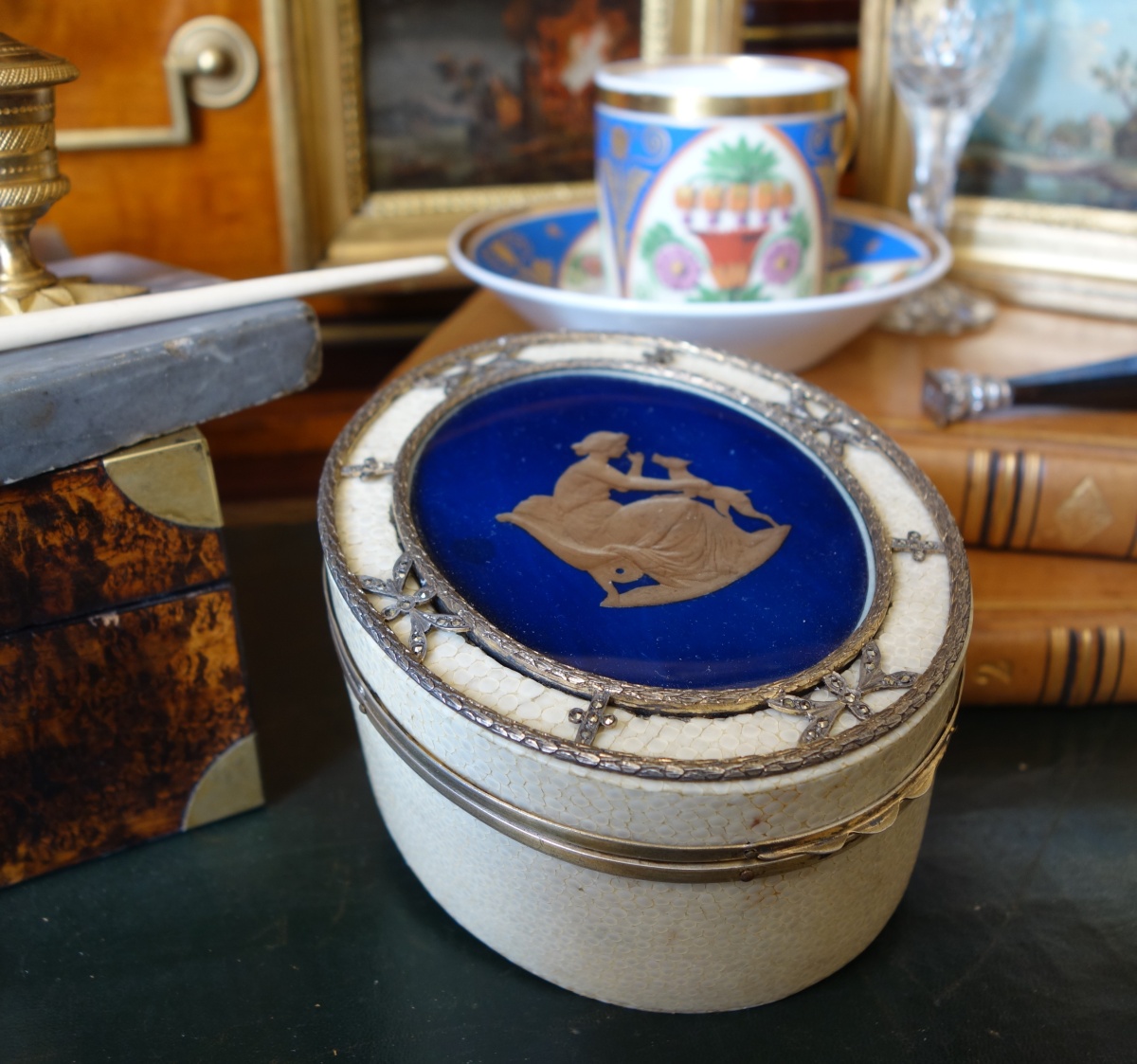 Détail — Russie - Saint Petersbourg - Boîte à bijoux en galuchat, vermeil et fixé sous verre 12cm