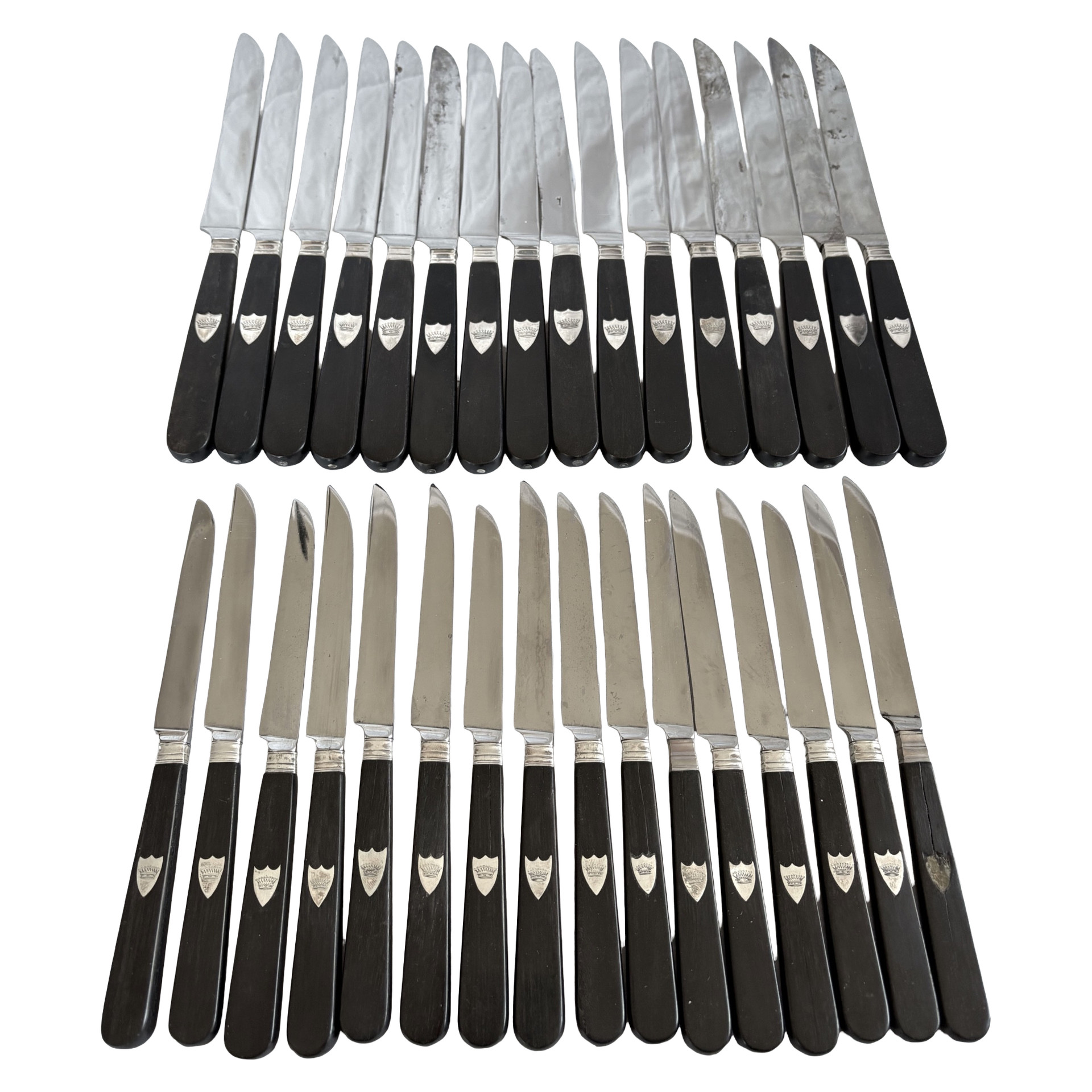 Ménagère de 32 couteaux en ébène et argent massif - couronne de comte - vers 1830