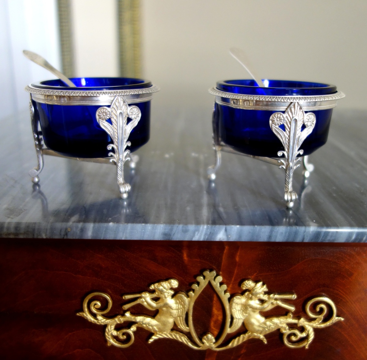 Détail — Paire de salerons / salières Empire en argent massif et cristal bleu - poinçon 2e Coq