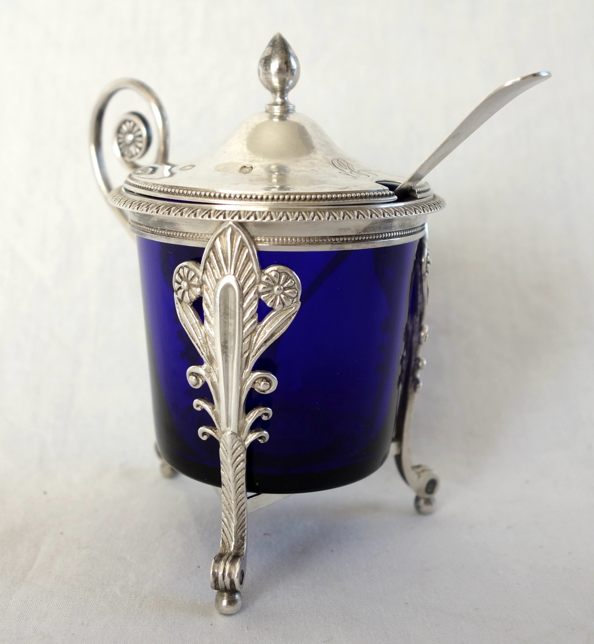 Détail — Moutardier Empire en argent massif et cristal bleu - poinçon 2e Coq