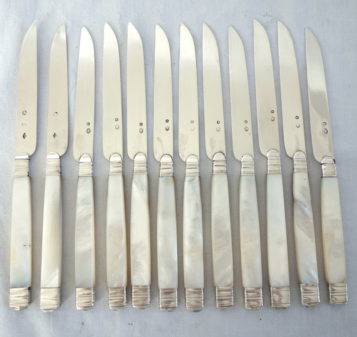 Détail — Suite de 12 couteaux à fruits, lames argent massif, manches en nacre - poinçons Coq & Vieillard