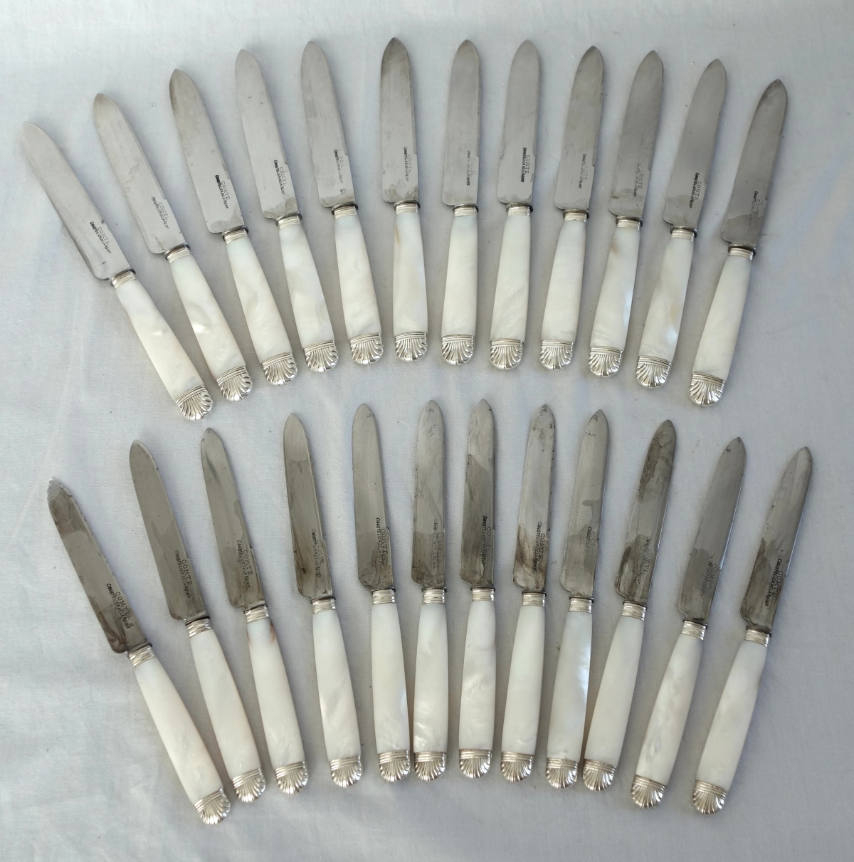 Détail — Ménagère de couteaux pour 12 en argent massif et nacre signées de Comte Coustelier de la Reine