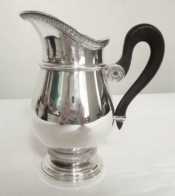 Détail — Crémier / pot à lait en argent massif par Cardeilhac, modèle Malmaison de Christofle, poinçon Minerve