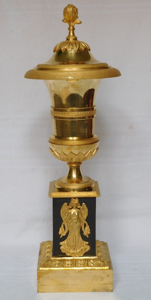 Détail — Vase urne cassolette en bronze patiné et doré au mercure et patiné d'époque Empire