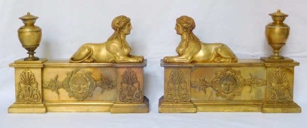 Détail — Claude Galle : paire de feux (chenets) aux sphinges d'époque Empire en bronze doré