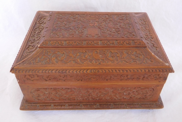 Détail — Boite en bois de Bagard / bois de Sainte Lucie à couronne de Duc - époque XVIIe