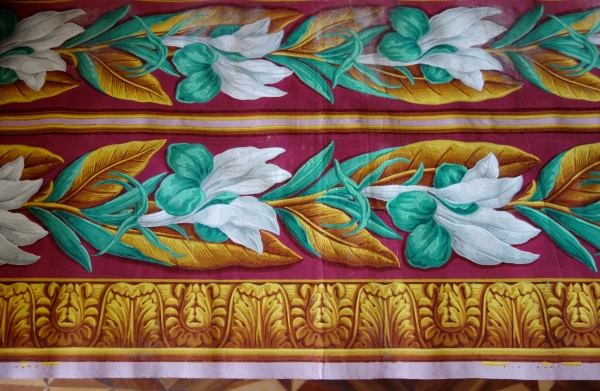 Détail — Frise de papier peint royaliste aux fleurs de lys, époque Restauration - environ 10m linéaires