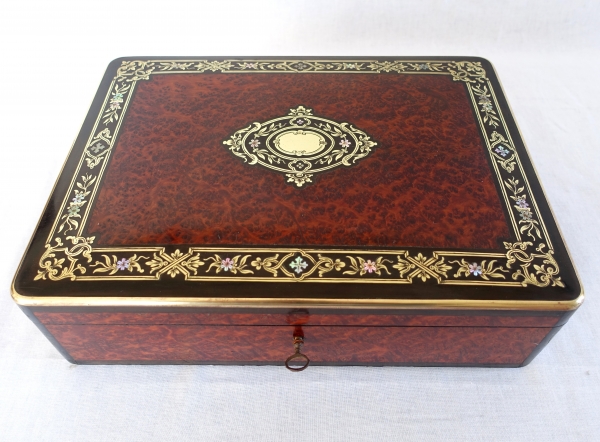 Detail — Coffret à jeux à boîte à musique en marqueterie avec ses jetons, époque Napoléon III