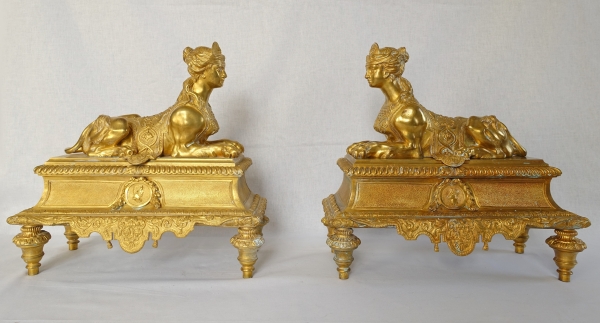 Detail — Paire de monumentaux chenets aux Sphinges, bronze ciselé & doré - style Régence, époque Napoléon III