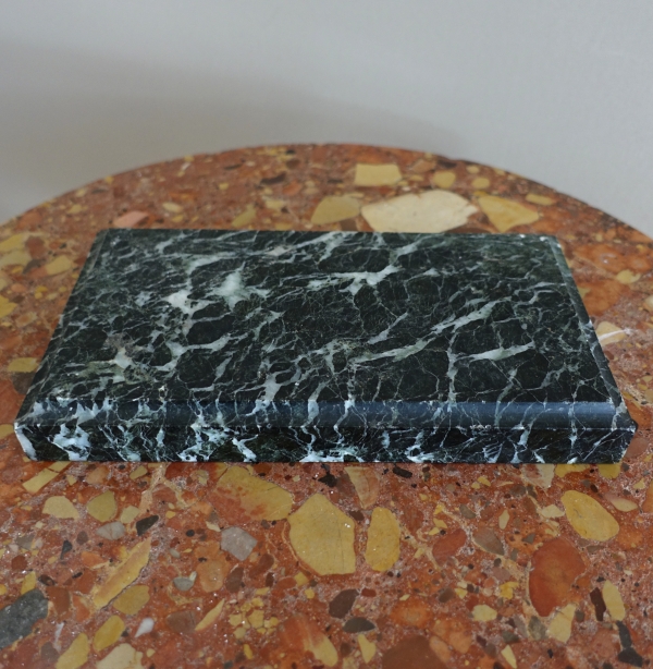 Détail — Socle de présentation néoclassique réhausseur de pendule Empire en marbre vert de mer - 23,5cm x 12cm