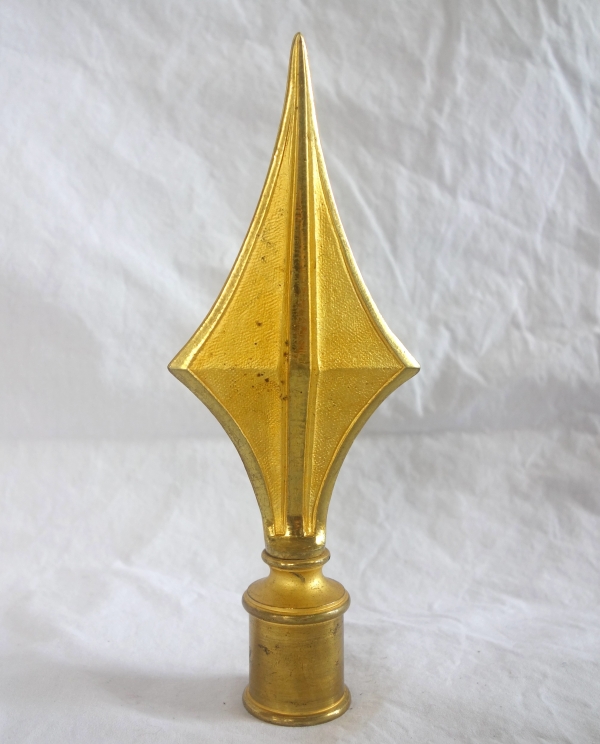 Détail — Pointe de hampe de drapeau bannière en bronze ciselé et doré - République Française