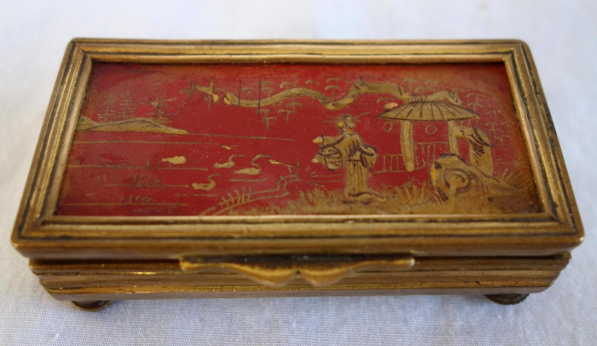 Détail — Boîte à pilules ou boîte à timbres en bronze et laque dans le goût de la Chine