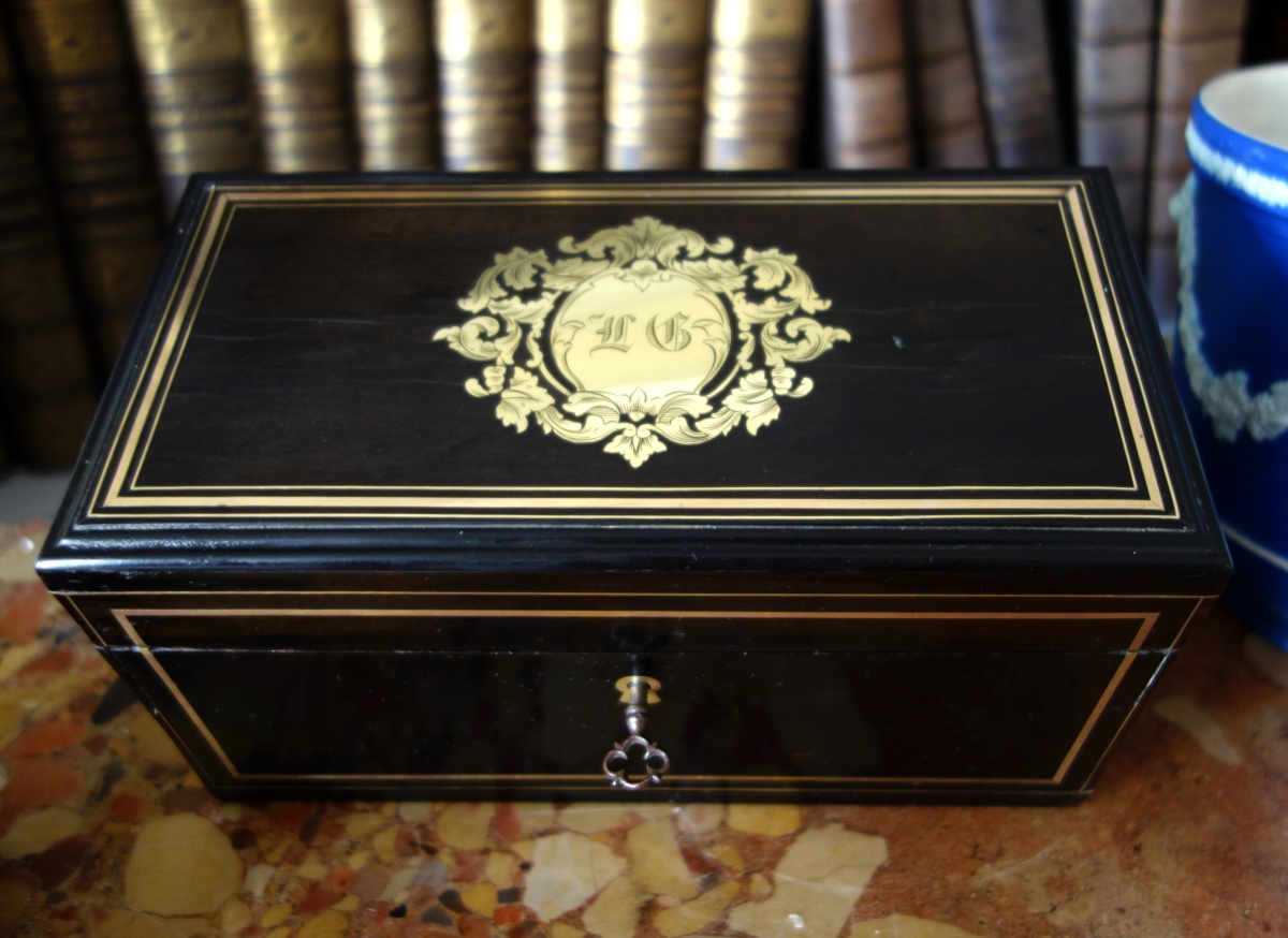 Détail — Boîte à thé en bois noirci et marqueterie de laiton - époque Napoléon III