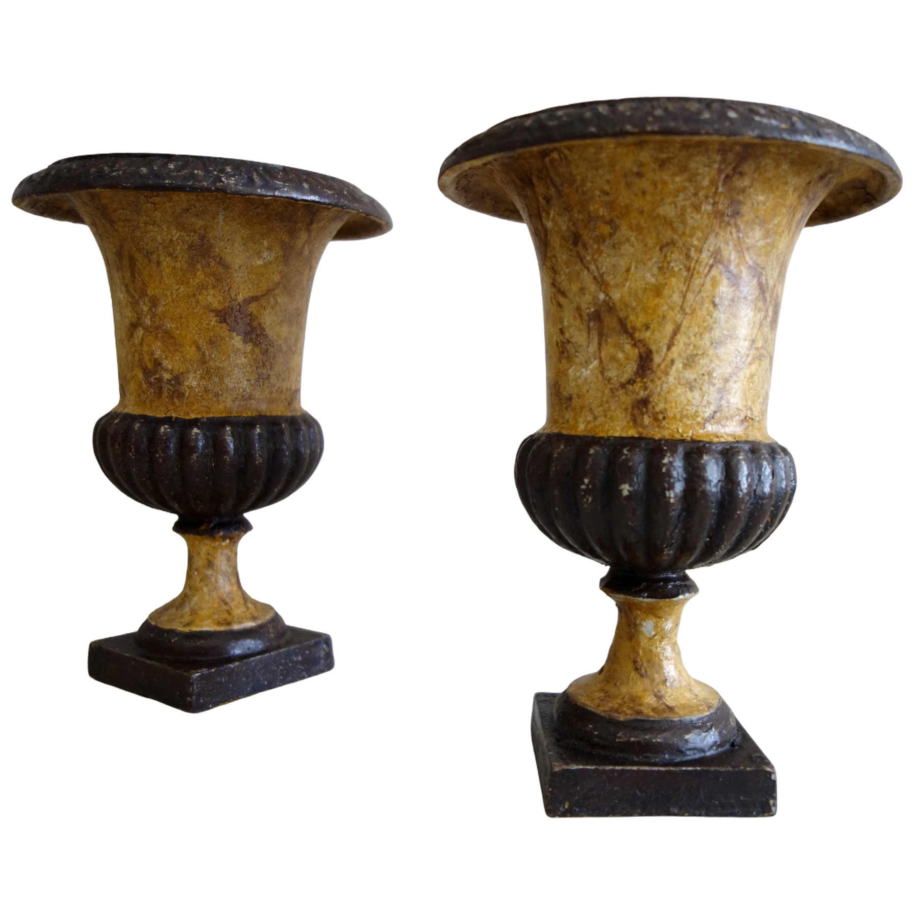 Paire de vases Medicis d'ornement en fonte peinte en faux marbre, époque XIXe - 19,5cm