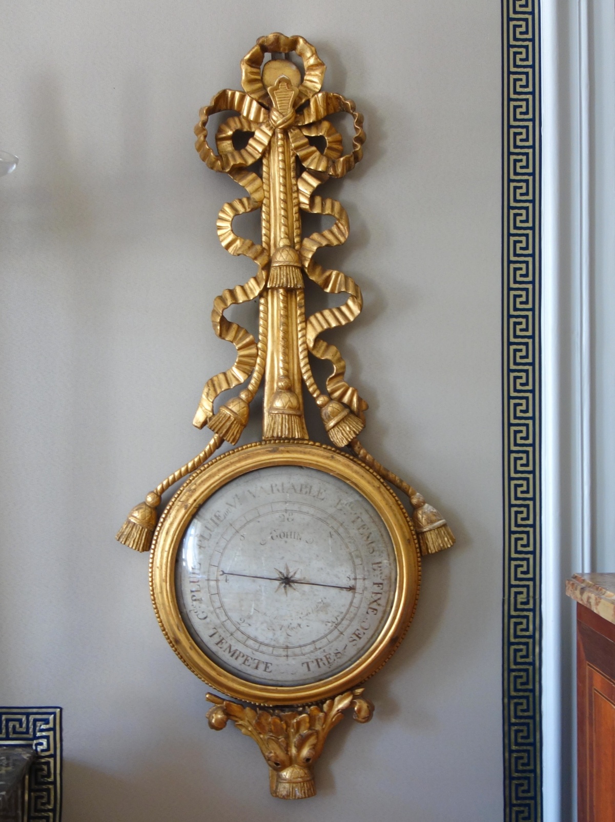 Détail — Baromètre d'époque Louis XVI en bois sculpté et doré - Gohin à Paris - fonctionnel et complet