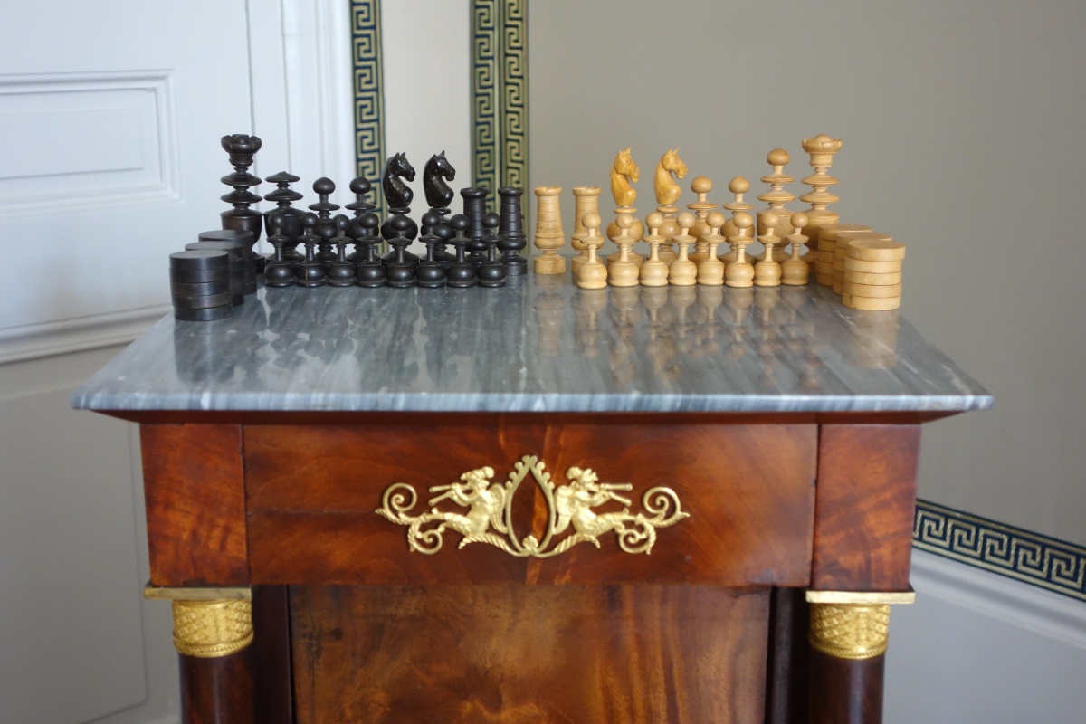 Detail — Sculpted box tree chess game - 19th century