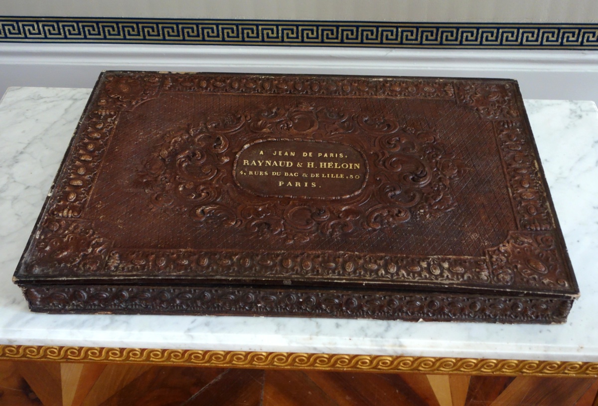 Détail — Large cardboard box simulating embossed leather signed "à Jean de Paris Raynaud & Heloin"