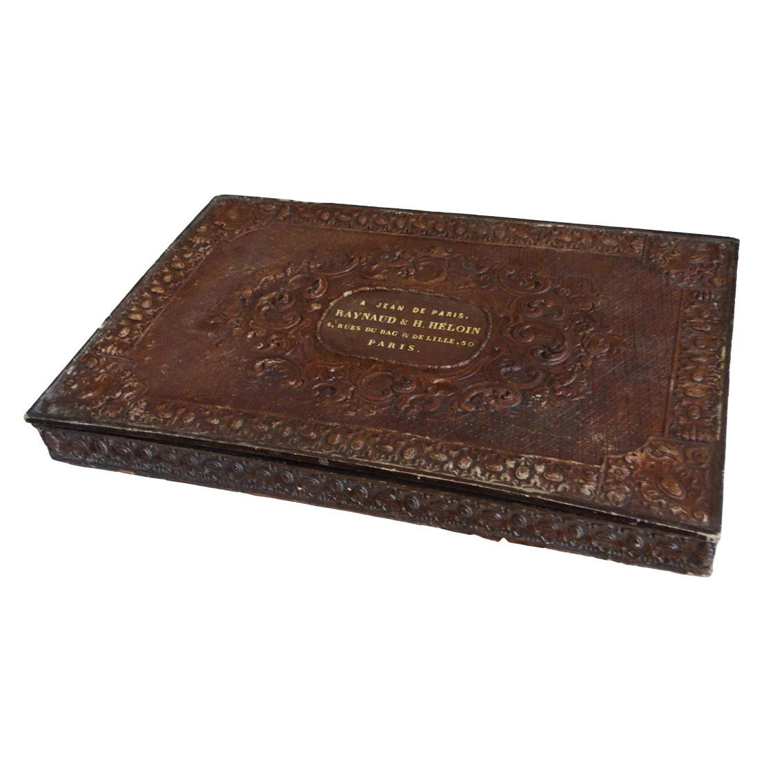 Large cardboard box simulating embossed leather signed "à Jean de Paris Raynaud & Heloin"