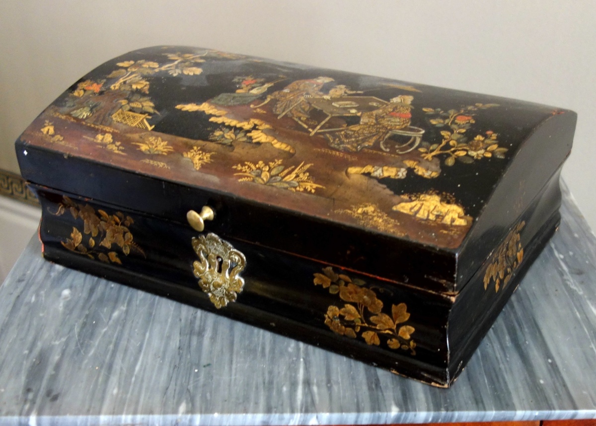 Détail — Louis XV style wig box - Chinese style lacquered decoration
