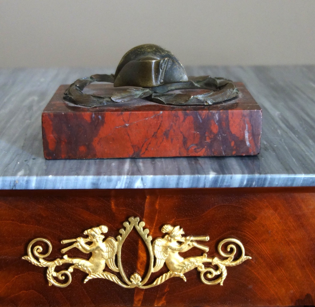Détail — Empire paperweight, Emperor Napoleon's bicorn hat on a marble base - circa 1840