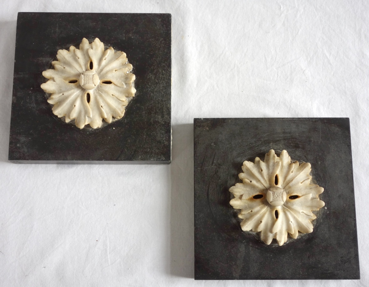 Détail — Pair of Louis XVI style marble paperweights, early 19th century