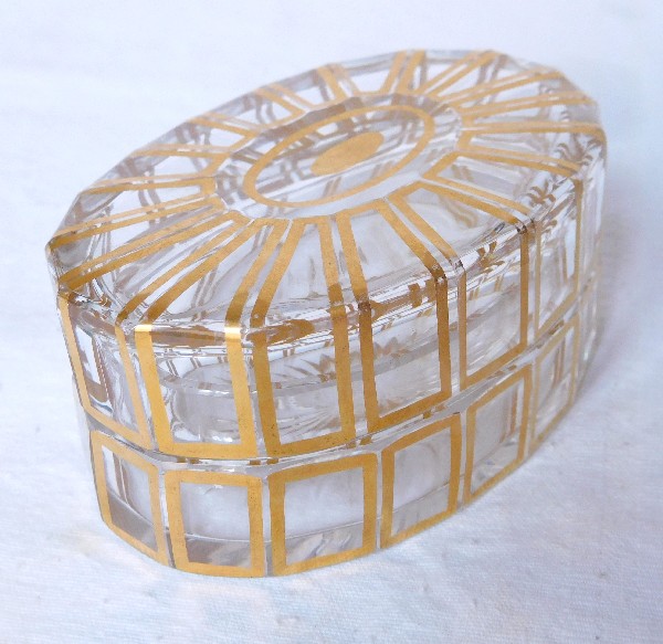 Détail — Boîte à poudre / bonbonnière ovale en cristal de Baccarat, modèle Cannelures réhaussé de filets or