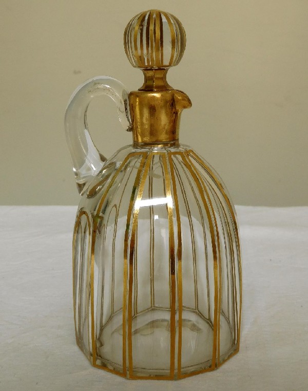 Détail — Carafe à liqueur en cristal de Baccarat, modèle Cannelures réhaussé de filets or, étiquette papier