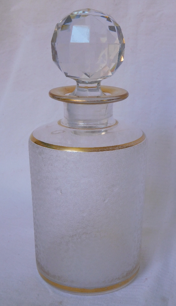 Détail — Grand flacon à parfum en cristal de Saint Louis givré, doré d'un filet à l'or fin - 17cm