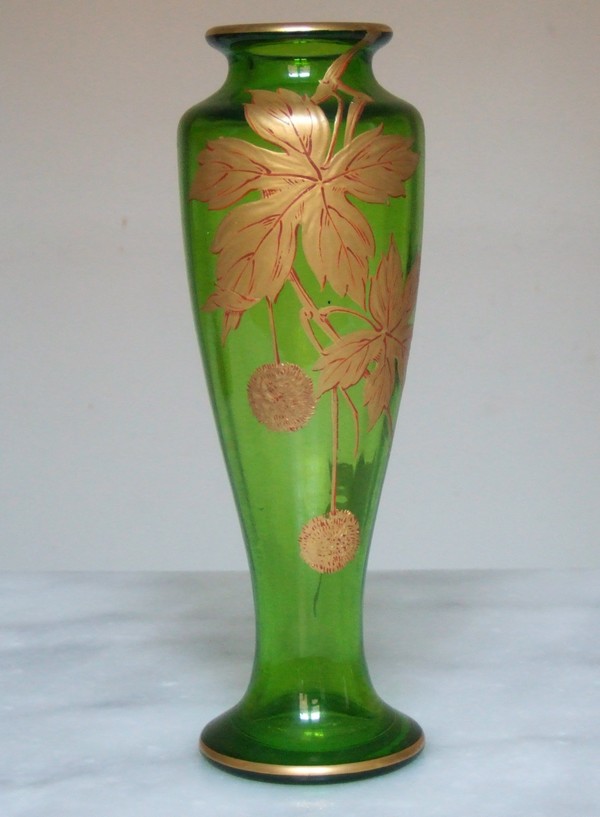 Détail — Grand vase en cristal de Baccarat vert olive, modèle Platanes doré à l'or fin