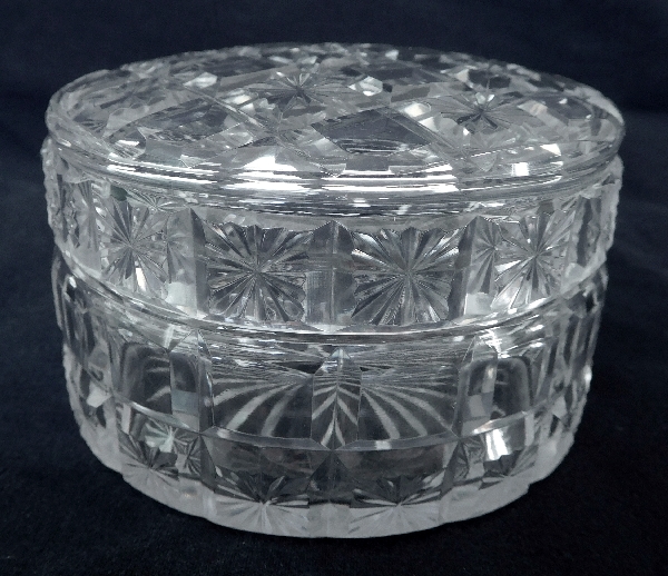 Détail — Grande boîte à poudre en cristal de Baccarat taillé diamants biseautés et étoiles
