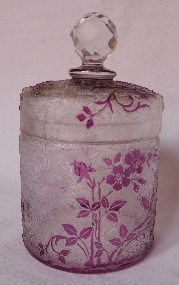 Détail — Boîte à poudre en cristal de Baccarat, modèle Eglantier violet - étiquette papier