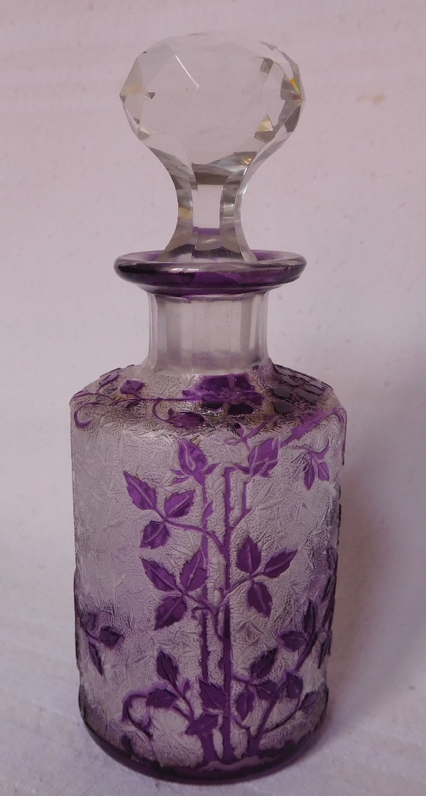 Détail — Flacon à parfum en cristal de Baccarat, modèle Eglantier violet - 12,3cm