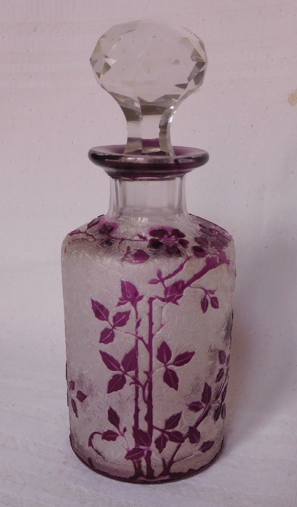 Détail — Flacon à parfum en cristal de Baccarat, modèle Eglantier violet - 14,2cm