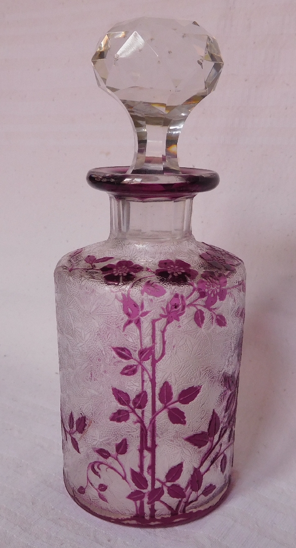 Détail — Flacon à parfum en cristal de Baccarat, modèle Eglantier violet - 17,6cm