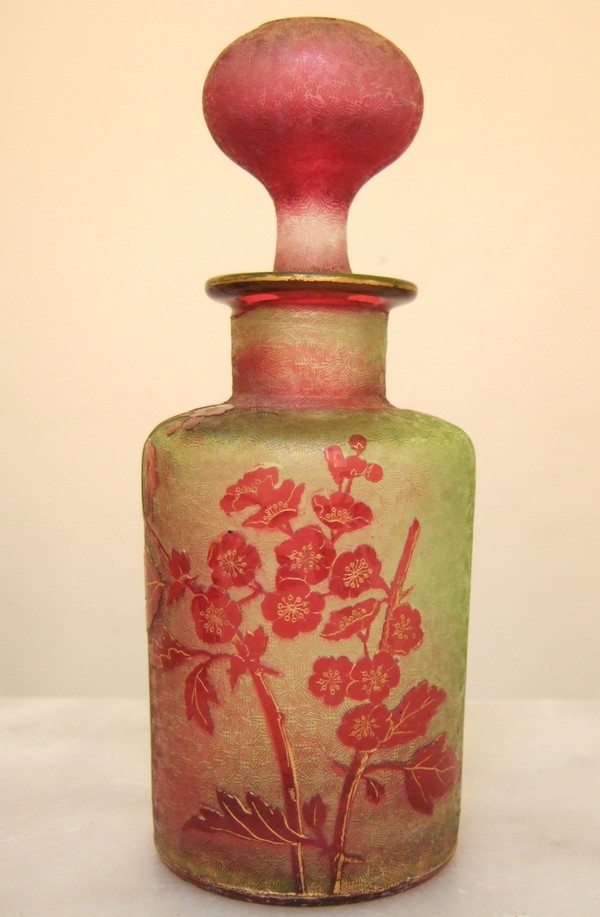 Détail — Flacon en cristal de Baccarat multi-couche (Eglantier rouge vert et doré)