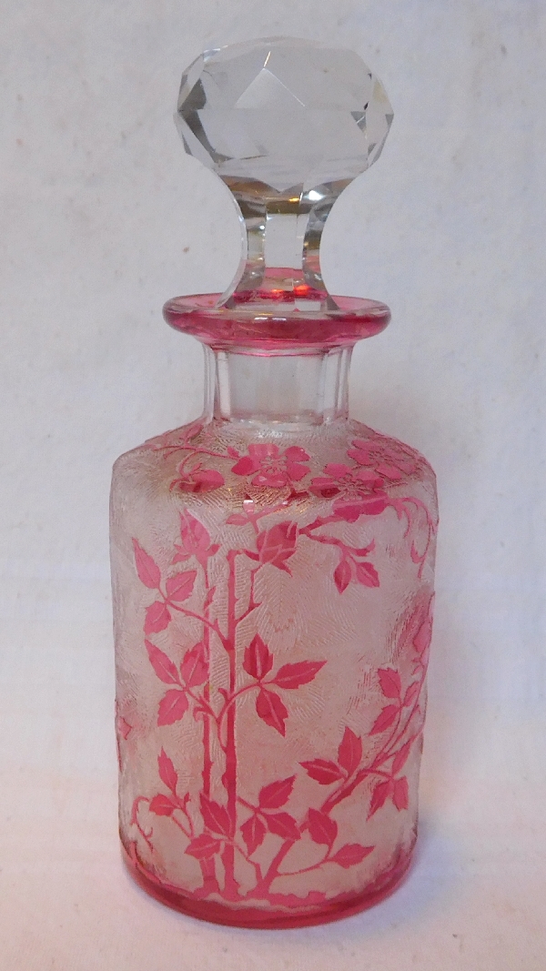 Detail — Baccarat crystal perfume bottle, Eglantier pattern, pink crystal - 14cm