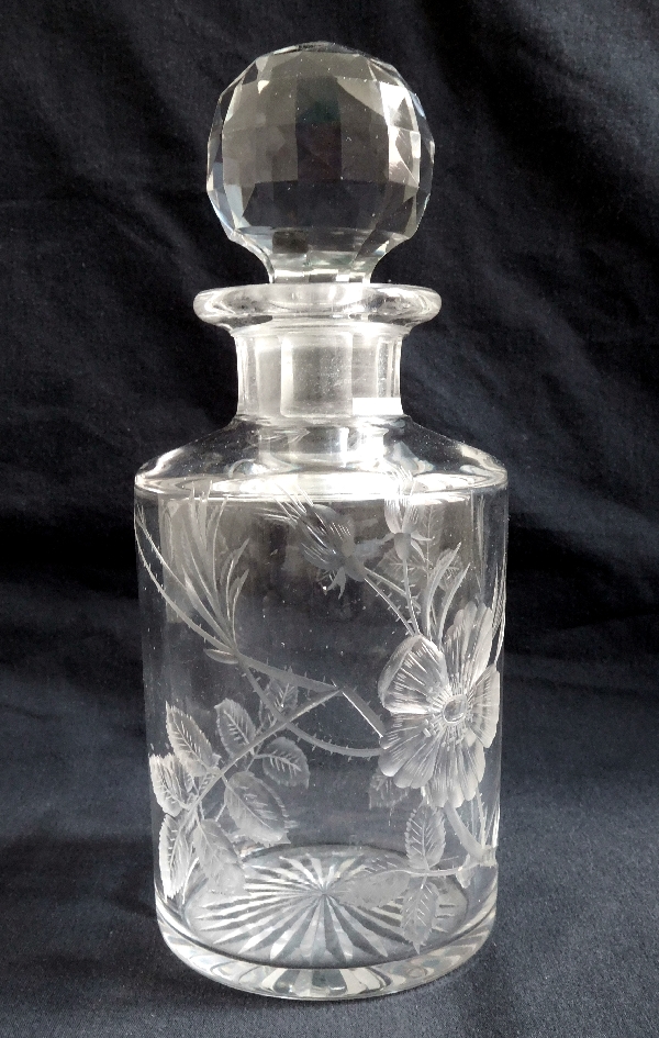 Détail — Grand flacon en cristal de Baccarat, rare modèle taillé et gravé aux Eglantiers - 18,8cm