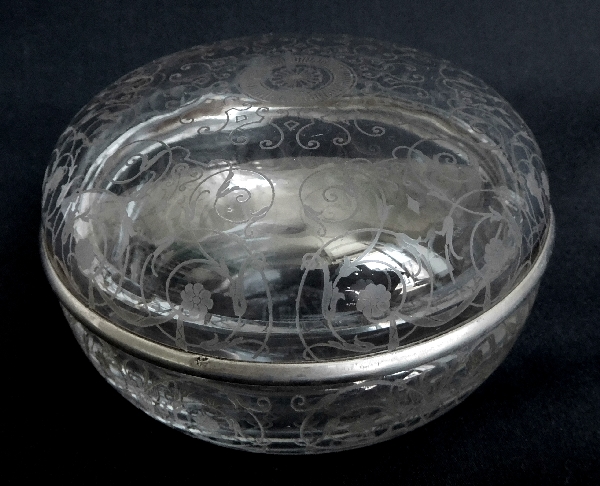 Détail — Boîte à poudre ou petite bonbonnière en cristal de Baccarat, modèle Michelangelo, cerclage argent massif