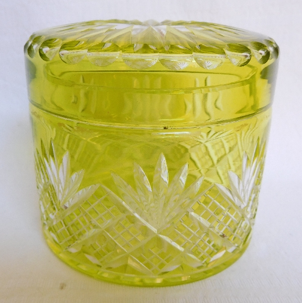 Détail — Grande boîte à poudre en cristal de Baccarat, cristal overlay vert chartreuse, modèle Douai