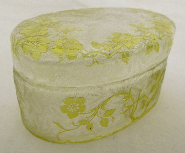 Détail — Grande boîte à poudre ovale en cristal de Baccarat, modèle Eglantier vert chartreuse