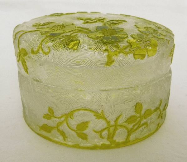 Detail — Baccarat crystal powder box, Eglantier pattern