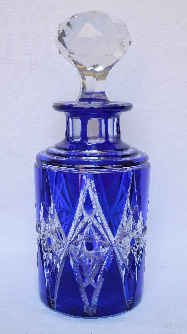 Détail — Flacon en cristal de Baccarat, rare modèle overlay bleu cobalt - 18cm