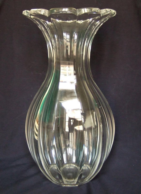 Détail — Spectaculaire vase en cristal de Baccarat taillé, modèle Malmaison