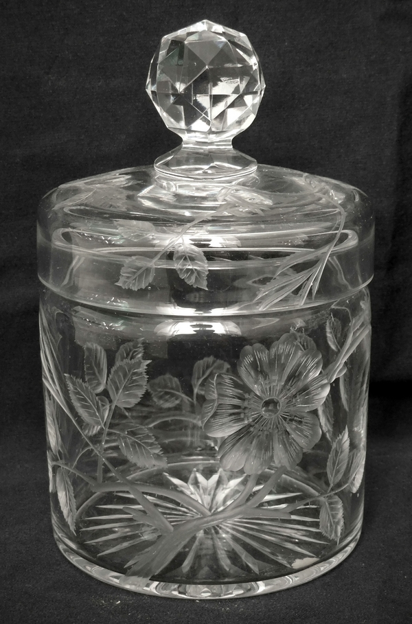 Détail — Grande boîte en cristal de Baccarat, rare modèle taillé et gravé aux Eglantiers