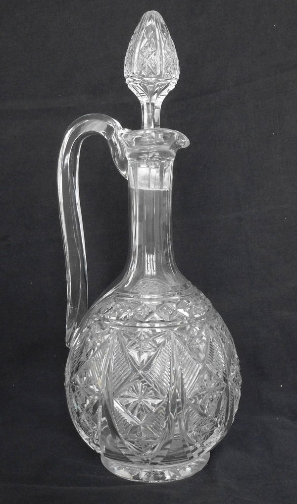 Détail — Aiguière carafe à anse en cristal de Baccarat finement taillé forme 9056 - étiquette papier